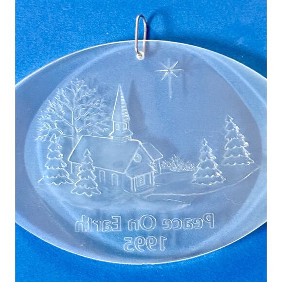 1995 Holiday Treasures Collectors’ Acrylic Oval Ornament Peace On Earth Church - Picture 9 of 13